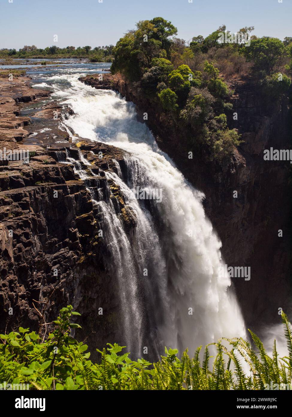 Cataracte du diable en saison sèche (partie des chutes Victoria) - vue du Zimbabwe Banque D'Images