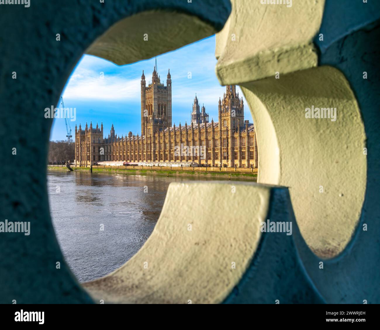Vue unique sur les maisons emblématiques du Parlement et Big Ben à travers un cadre circulaire sur la Tamise, Londres. Banque D'Images
