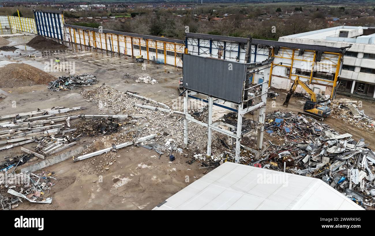 Machines assorties et gravats dispersés autour du chantier de construction Banque D'Images