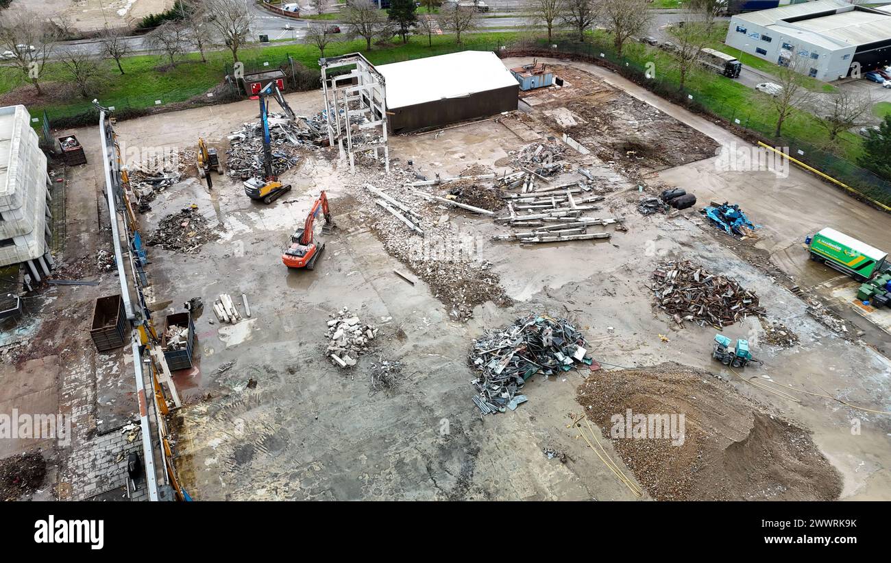 Chantier de construction occupé avec diverses machines et matériaux Banque D'Images