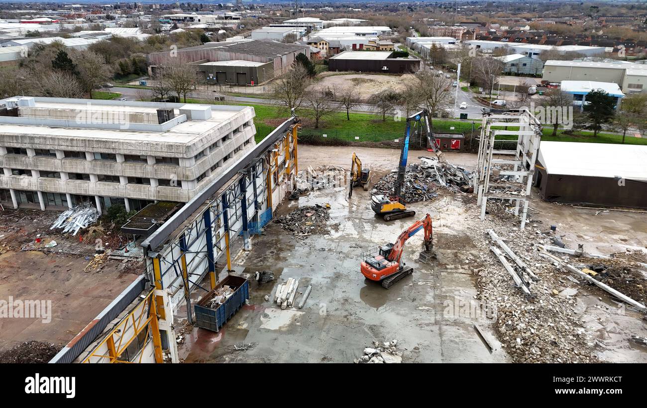 Chantier de construction avec des excavatrices en action, entouré de travailleurs Banque D'Images