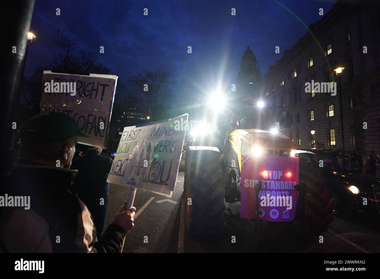 Les agriculteurs prennent part à un tracteur « Go-slow » dans le centre de Londres, pour sensibiliser le public aux difficultés de l'industrie agricole britannique qui mettent en péril la sécurité alimentaire. Date de la photo : lundi 25 mars 2024. Banque D'Images