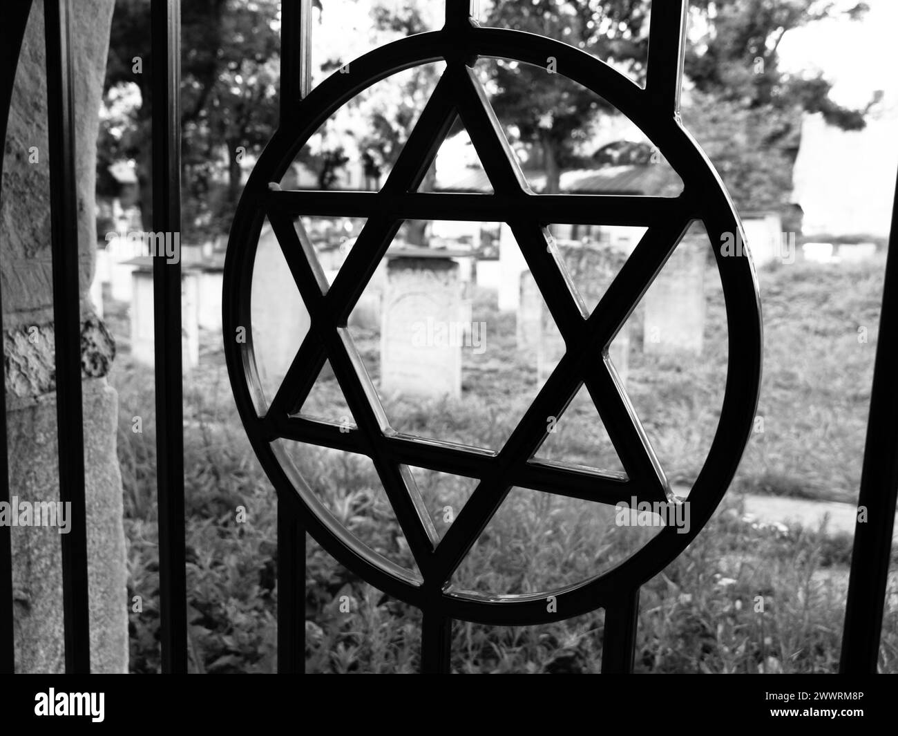 Porte de fer avec David star au cimetière juif, Cracovie, Pologne. Image en noir et blanc. Banque D'Images
