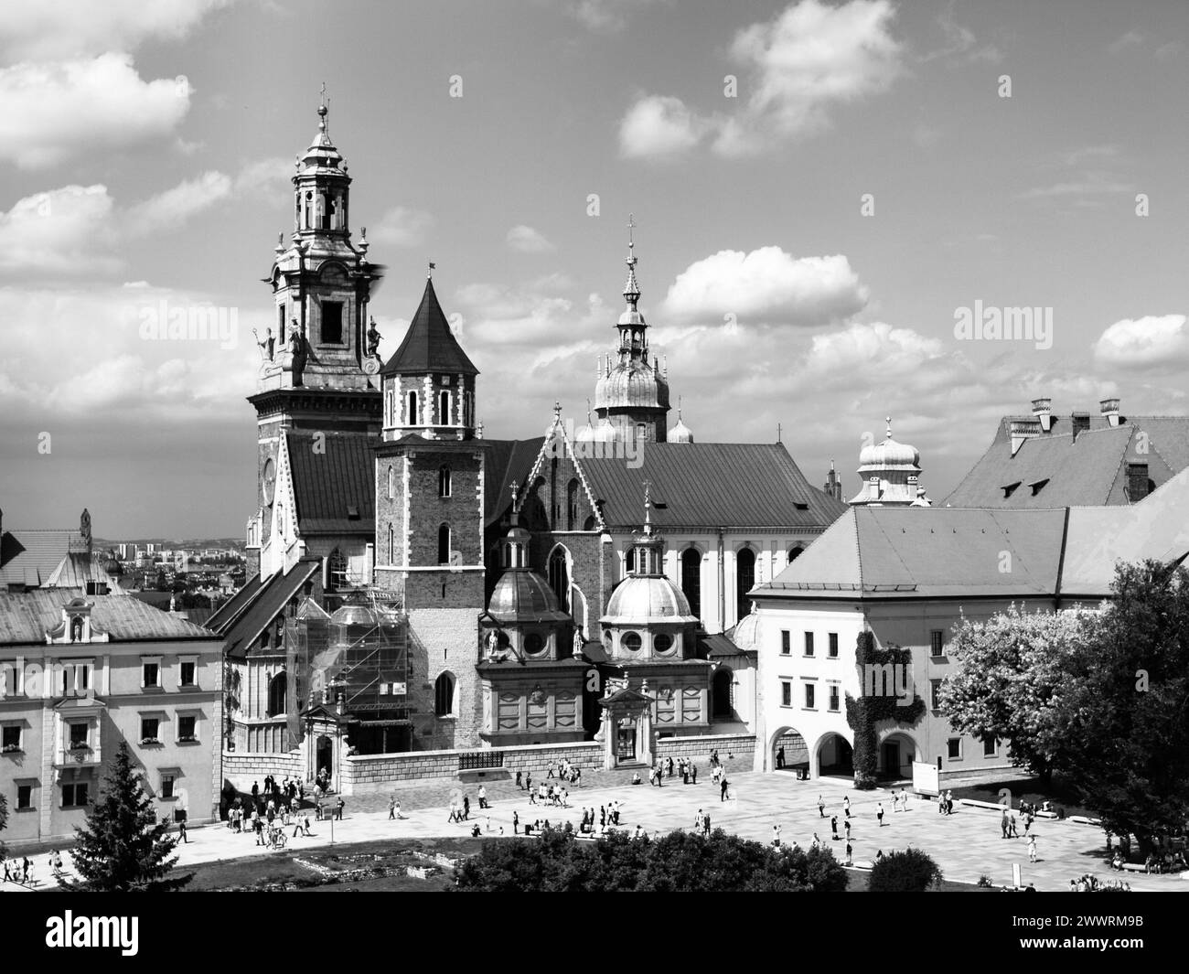 La cathédrale de Wawel, ou la basilique de l'archicathédrale royale des Saints Stanislas et Venceslas sur la colline de Wawel, Cracovie, Pologne. Image en noir et blanc. Banque D'Images