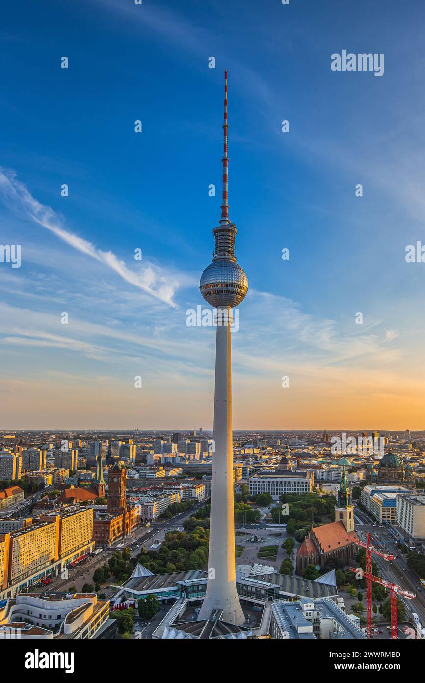 Horizon de Berlin avec des monuments en été. La plus grande tour de télévision d'Europe dans le centre de la capitale allemande dans la soirée. Immeubles de grande hauteur autour Banque D'Images