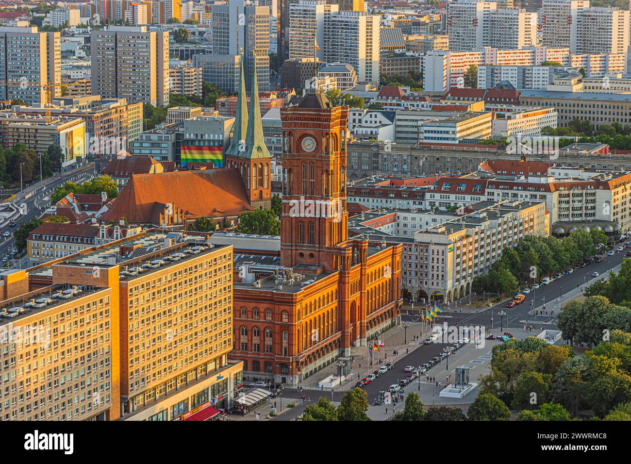 Hôtel de ville rouge de Berlin dans le centre de la capitale de l'Allemagne. Bâtiments résidentiels et commerciaux le long de la rue. Vue de dessus de la ligne d'horizon Banque D'Images
