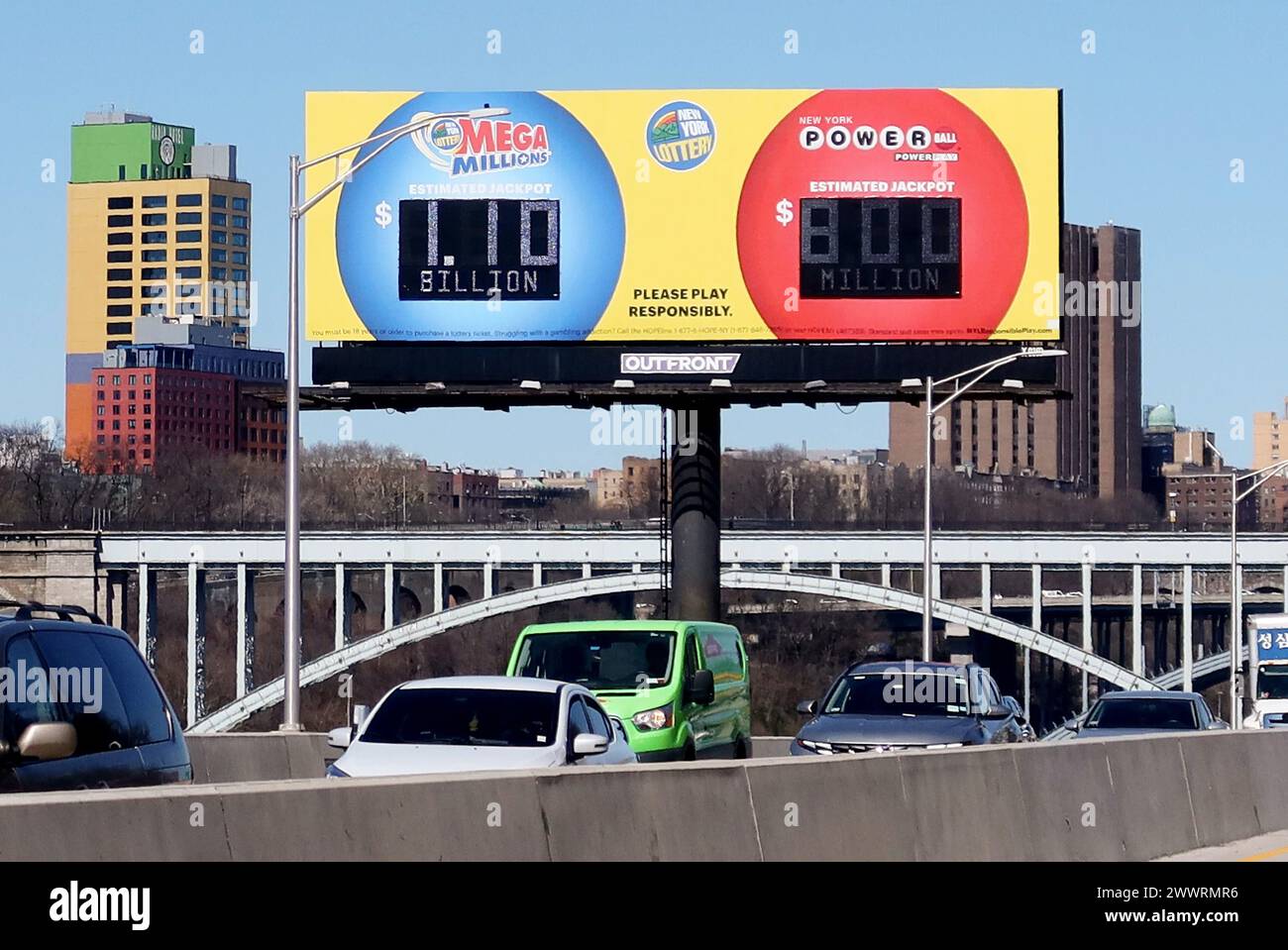 New York, États-Unis. 24 mars 2024. Un écran de la Major Deegan Expressway montre le jackpot Mega millions à 1,1 milliards de dollars le 24 mars 2024 à New York. Photo de John Angelillo/UPI crédit : UPI/Alamy Live News Banque D'Images