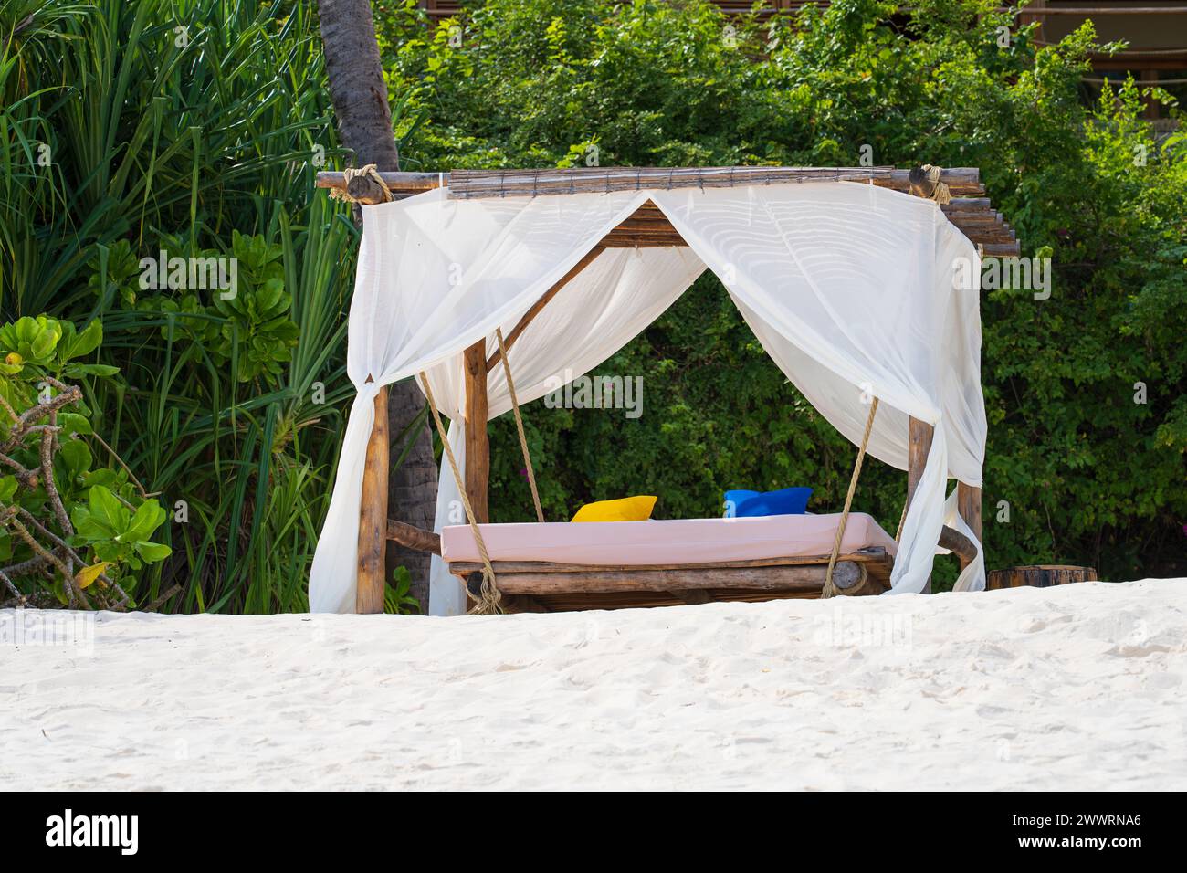 Baldaquins de plage de luxe au coucher du soleil.tentes de plage blanches au complexe luxueux. Concept de plage d'été, insouciant, repos en bord de mer, magnifique jardin à l'arrière. Banque D'Images