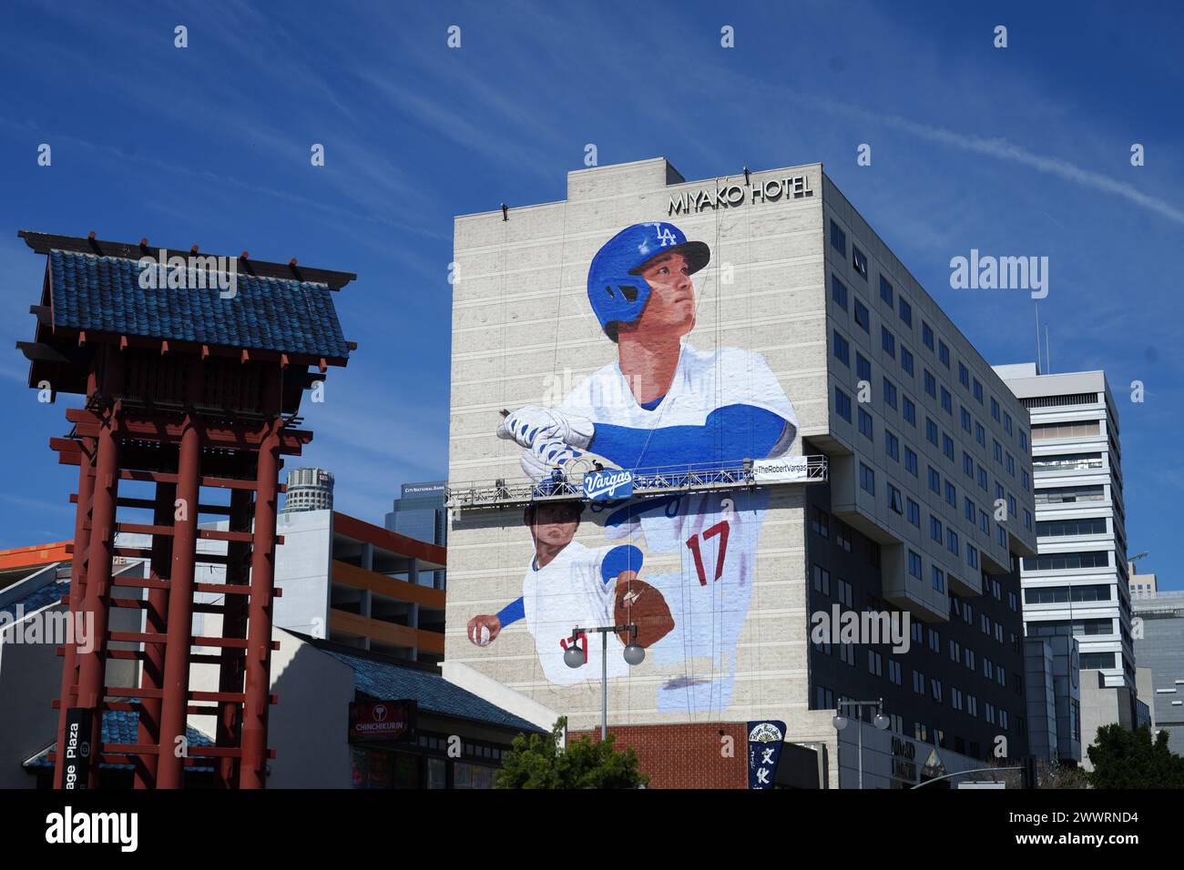 Une murale des Los Angeles Dodgers désignés frappeur Shohei Ohtani sur l'hôtel Miyako dans le quartier Little Tokyo de Los Angeles, le lundi 25 mars 2024, à Los Angeles. Banque D'Images