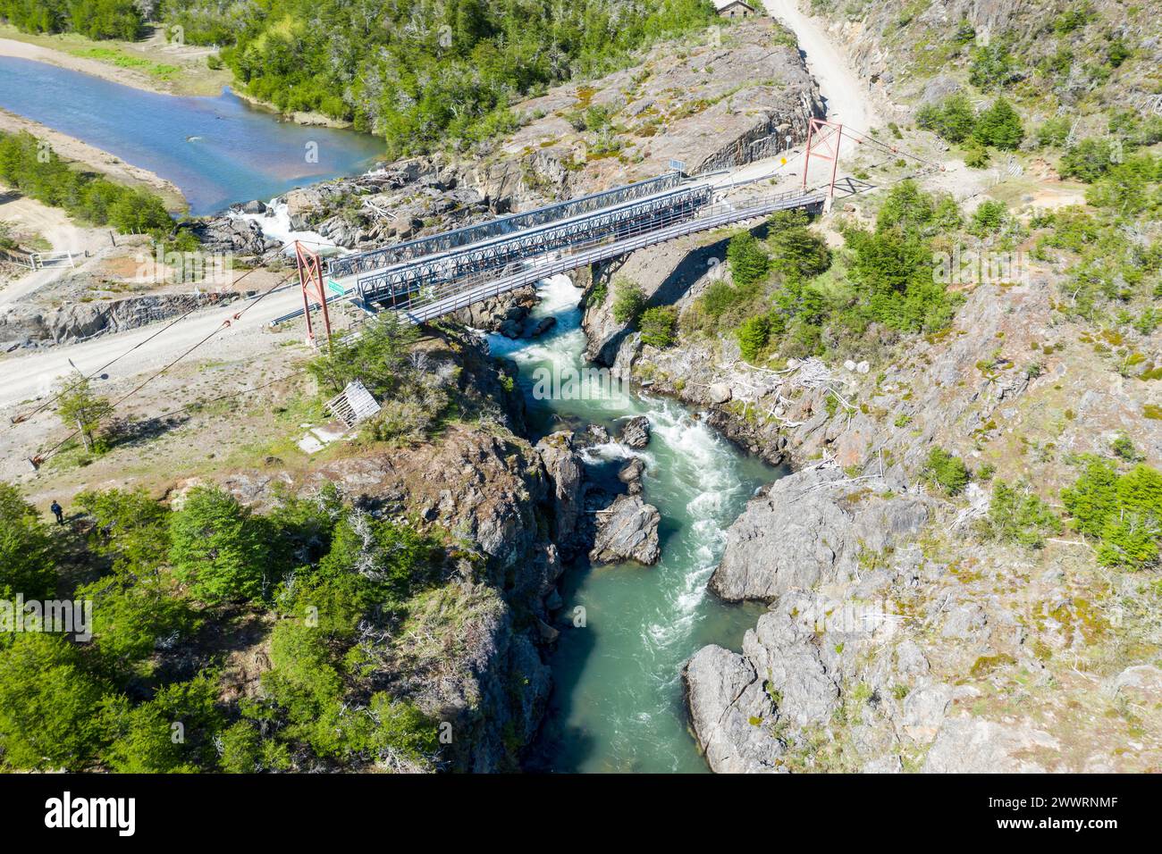 Ponts sur la route X-901 traversant la rivière Rio Tranquilo au sud de Cochrane, ancien pont suspendu remplacé par un pont en acier moderne, Patagonie, Chili Banque D'Images