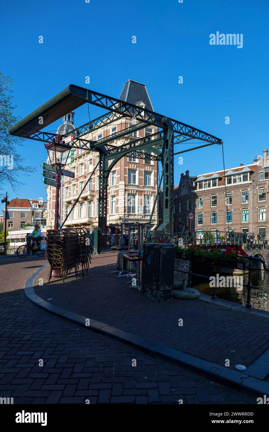 Amsterdam, pays-Bas - août 27 2017 : Aluminiumbrug (Brug 222) sur le canal appelé Kloveniersburgwal. Banque D'Images