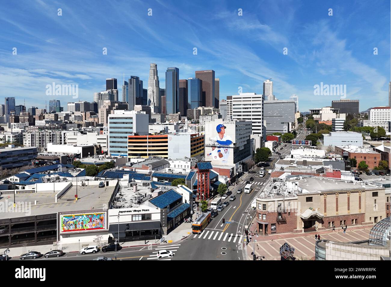 Une vue aérienne générale de la fresque murale des Los Angeles Dodgers désignés frappeur Shohei Ohtani sur l'hôtel Miyako dans le quartier Little Tokyo de Los Angeles avec la ligne d'horizon du centre-ville comme toile de fond, lundi 25 mars 2024, à Los Angeles. Banque D'Images