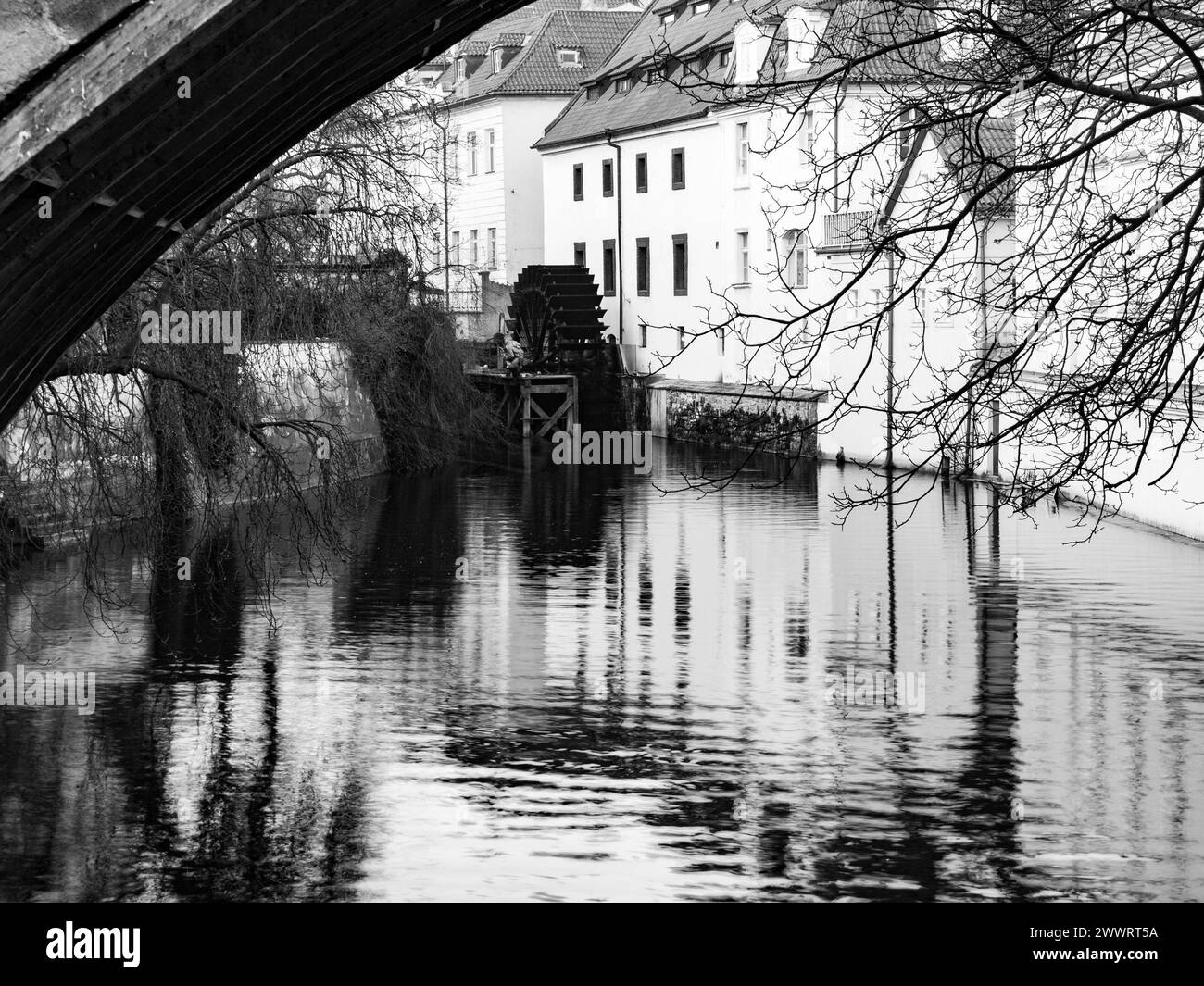 Certovka, Devil River, avec roue de moulin à eau à l'île de Kampa, Prague, République tchèque. Image en noir et blanc. Banque D'Images