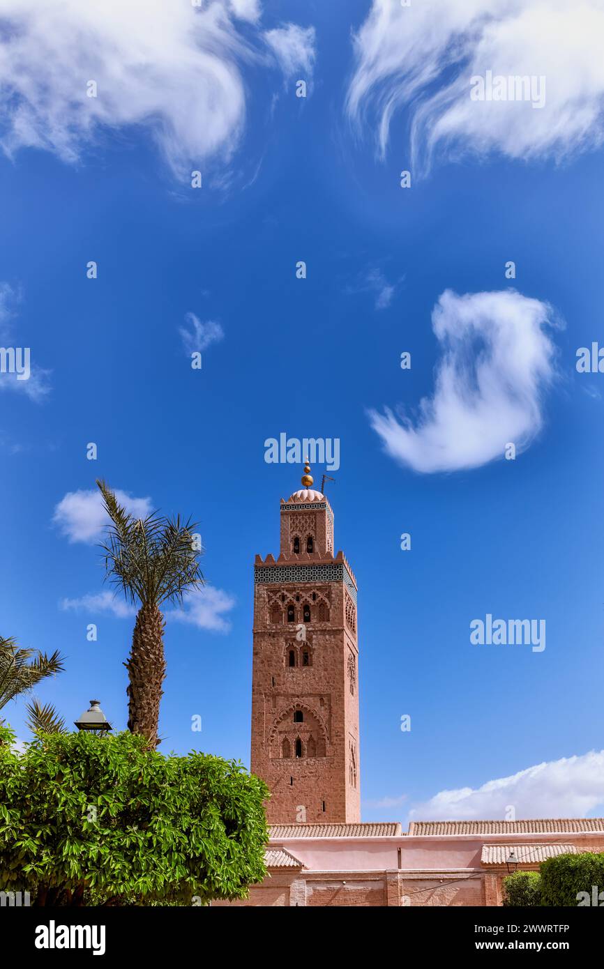 Vue sur la Koutoubia, réplique de la Giralda de Séville, depuis les jardins de Lalla Hasna dans la ville de Marraketch au Maroc Banque D'Images