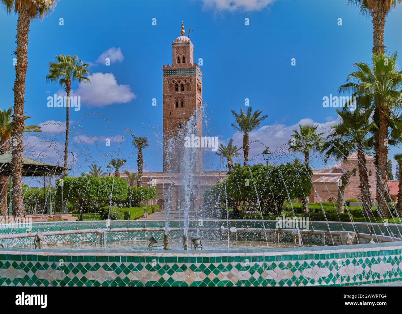 Vue sur la Koutoubia, réplique de la Giralda de Séville, depuis les jardins de Lalla Hasna dans la ville de Marraketch au Maroc Banque D'Images