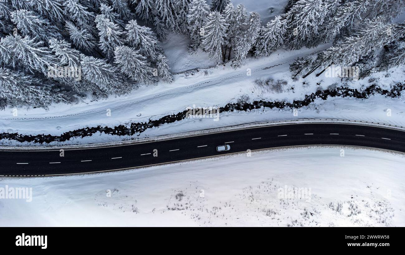 Vue aérienne d'une route à travers un paysage hivernal Banque D'Images