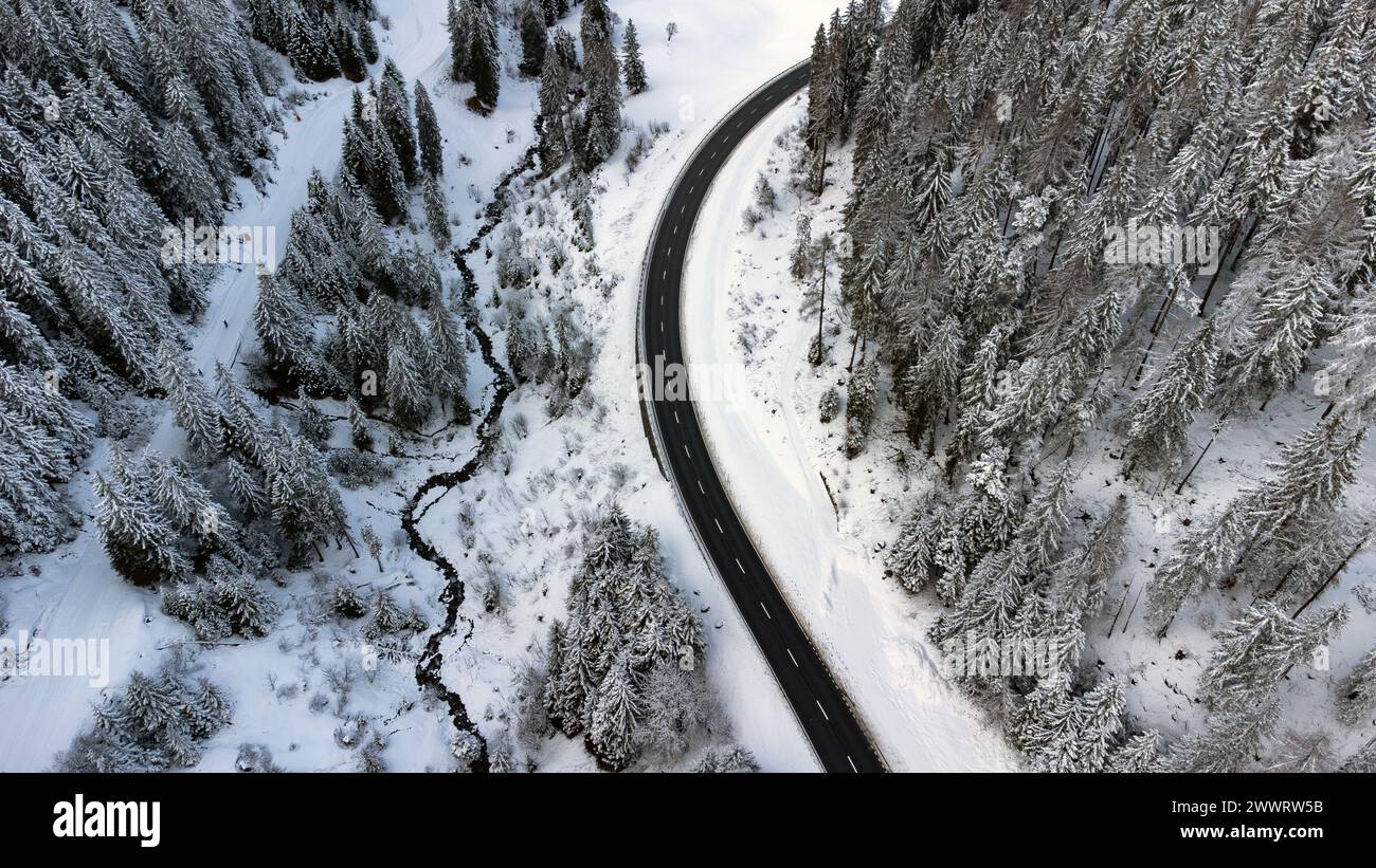 Vue aérienne d'un paysage hivernal avec une route courbe Banque D'Images