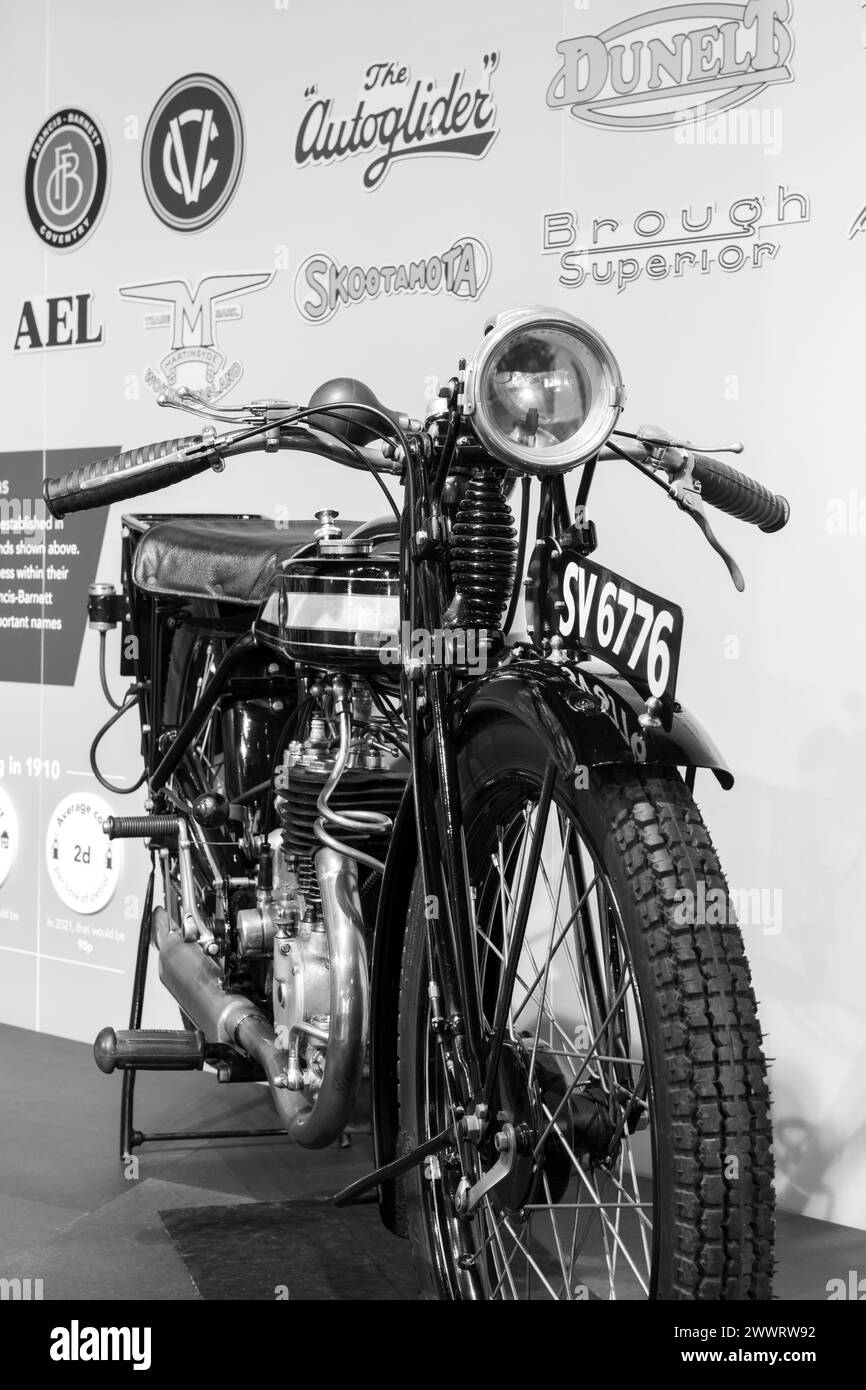 Sparkford.Somerset.United Kingdom.7 janvier 2024.A Triumph Model W de 1927 est exposé au Haynes Motor Museum de Somerset Banque D'Images