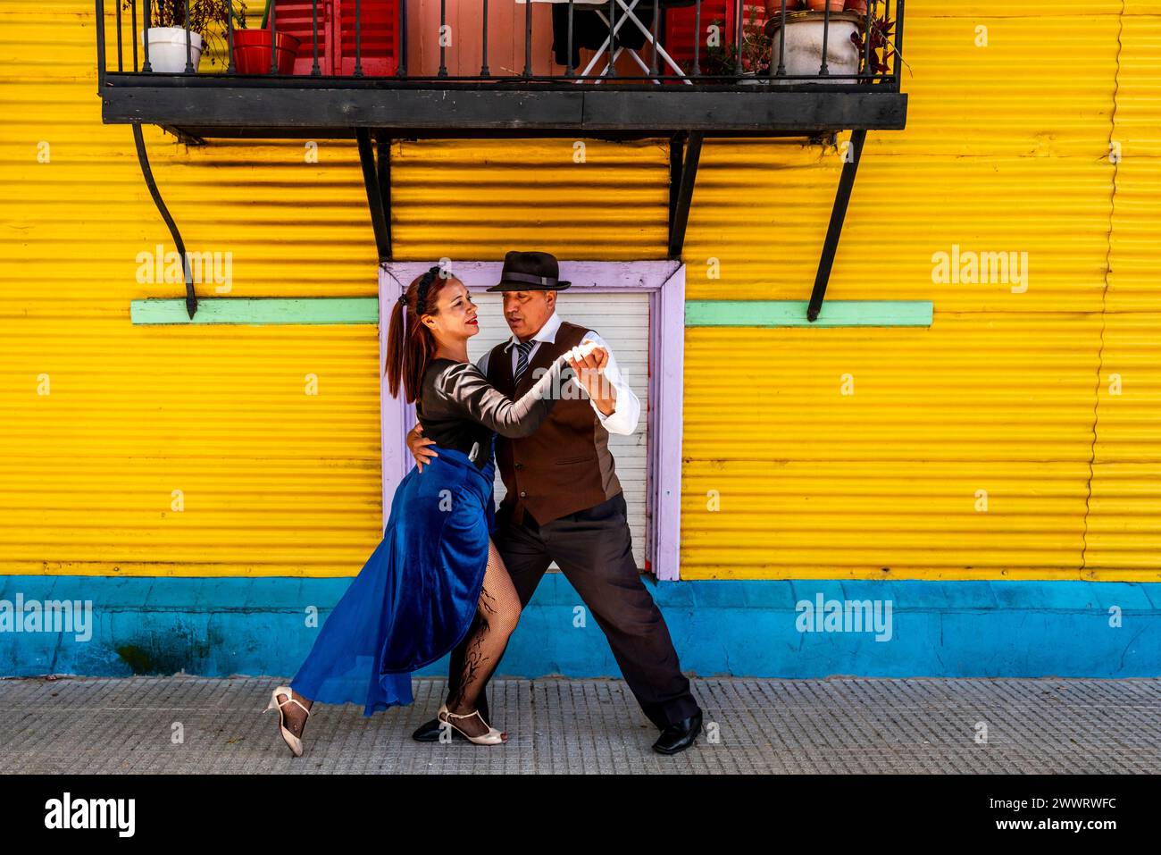 Deux danseurs de tango senior, district de la Boca, Buenos Aires, Argentine. Banque D'Images