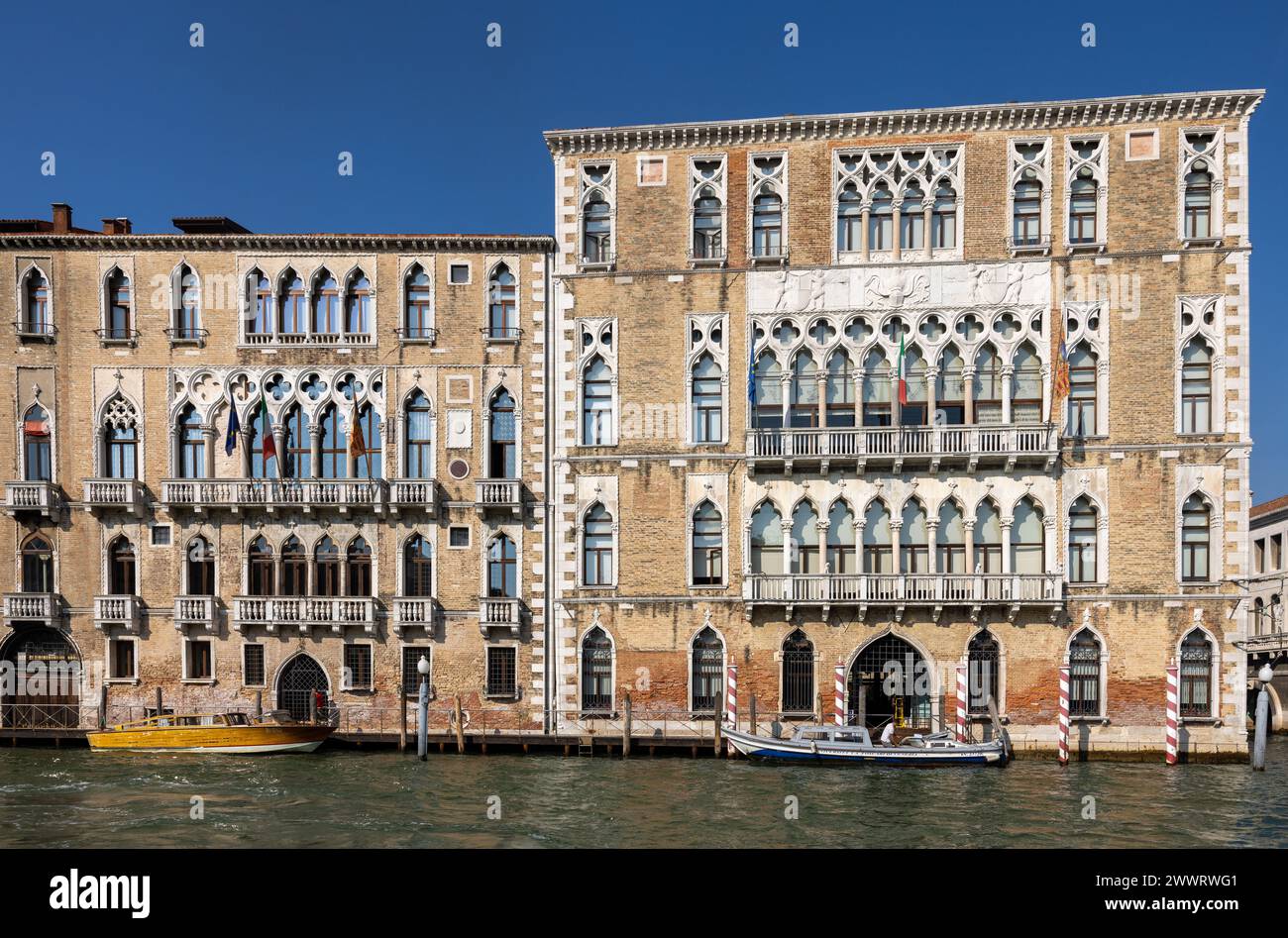 Venise, Italie - 6 septembre 2022 : Palais Ca' Foscari et le palais Giustinien au Grand canal dans le quartier Dorsoduro de Venise, Italie. Banque D'Images