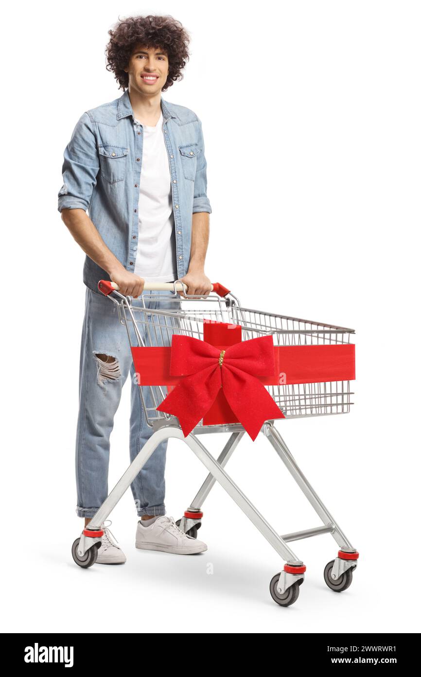 Gars avec les cheveux bouclés debout avec un chariot attaché avec ruban rouge isolé sur fond blanc Banque D'Images