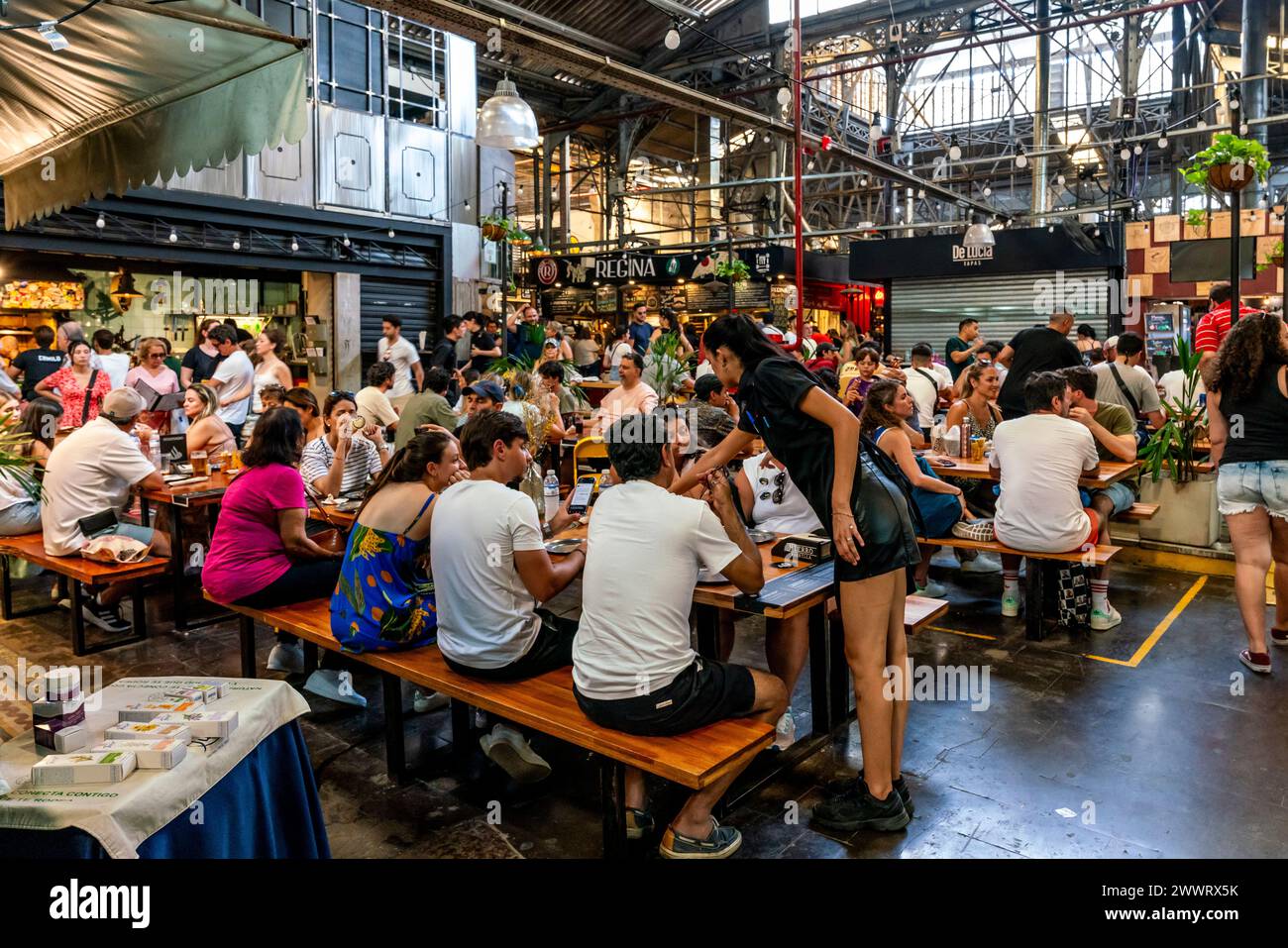 Les gens assis mangeant dans Un café dans le marché intérieur de San Telmo (Mercado de San Telmo), Buenos Aires, Argentine. Banque D'Images