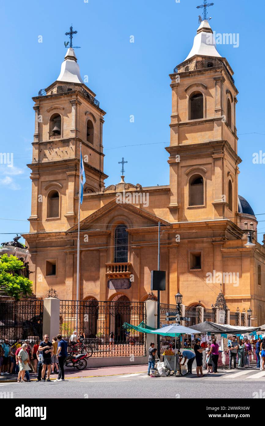Basilica de Nuestra Senora del Rosaria et stands au marché du dimanche de San Telmo, Buenos Aires, Argentine. Banque D'Images