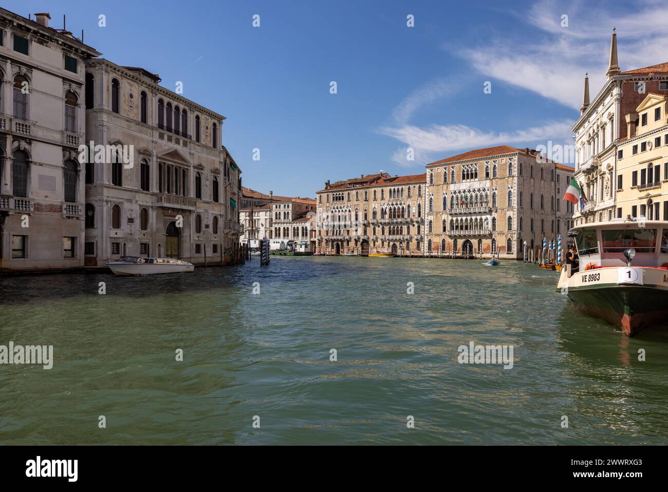 Venise, Italie - 5 septembre 2022 : Palais Ca' Foscari et le palais Giustinien au Grand canal dans le quartier Dorsoduro de Venise, Italie. Banque D'Images