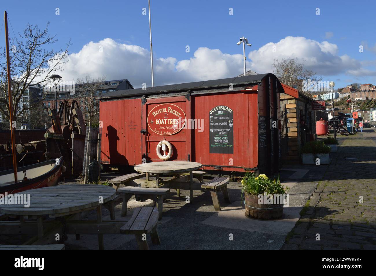 Ancien corps de fourgonnette de chemin de fer utilisé comme une cabane par Bristol Packet Boat Trips. 26 février 2024. Banque D'Images