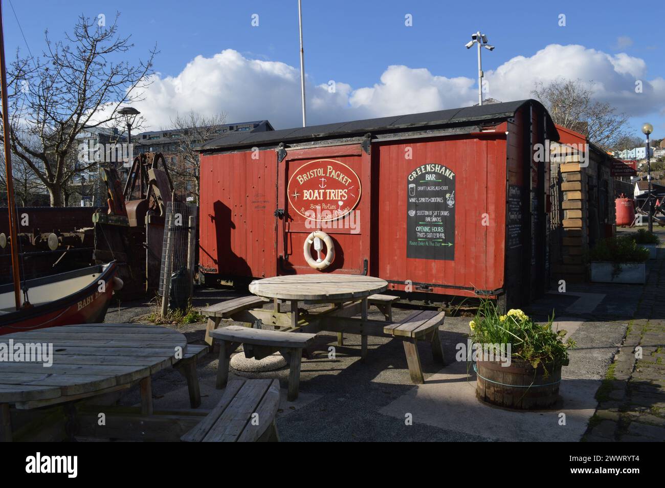 Ancien corps de fourgonnette de chemin de fer utilisé comme une cabane par Bristol Packet Boat Trips. 26 février 2024. Banque D'Images