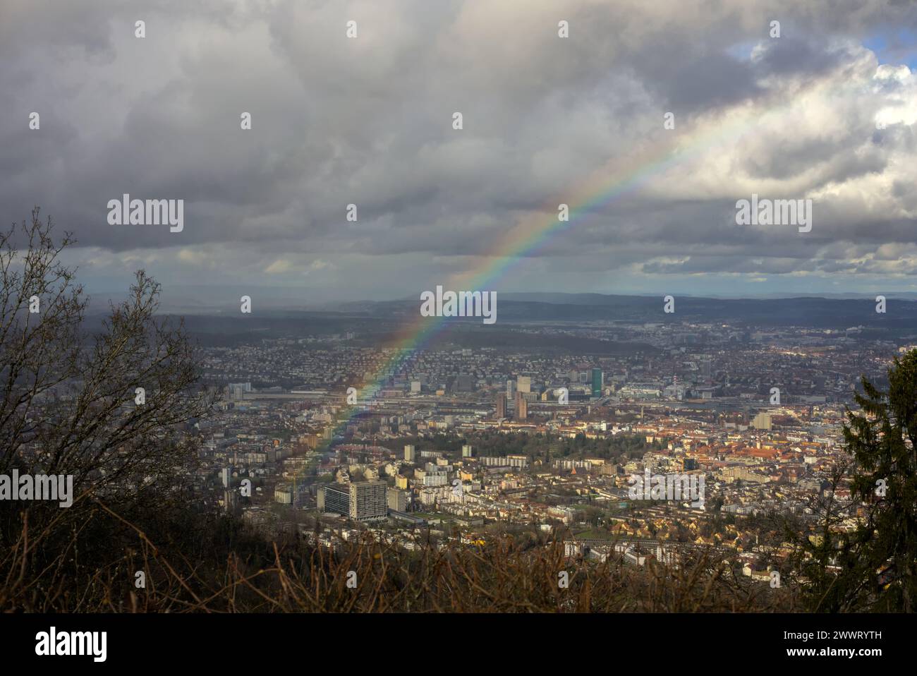 Uetliberg à Zurich. Vue depuis Ütliberg au printemps. Vue sur Zurich. Banque D'Images