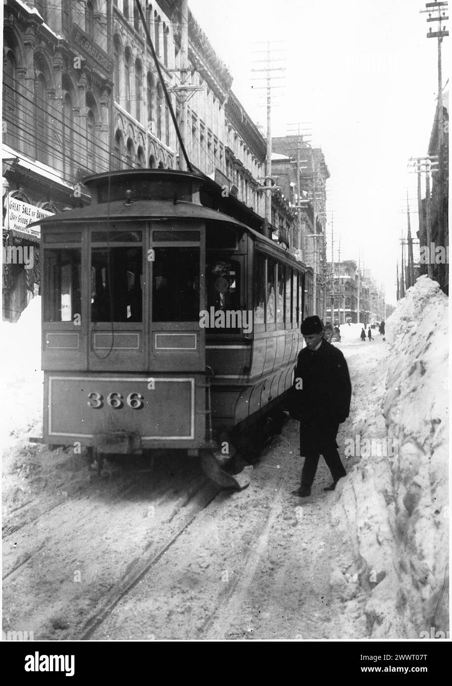 Tramway numéro 366, dans la rue enneigée. Rue notre-Dame, Montréal, QC, vers 1900. Vintage Montréal, Canada photographie. Crédits photo : Wallis & Shepherd Banque D'Images