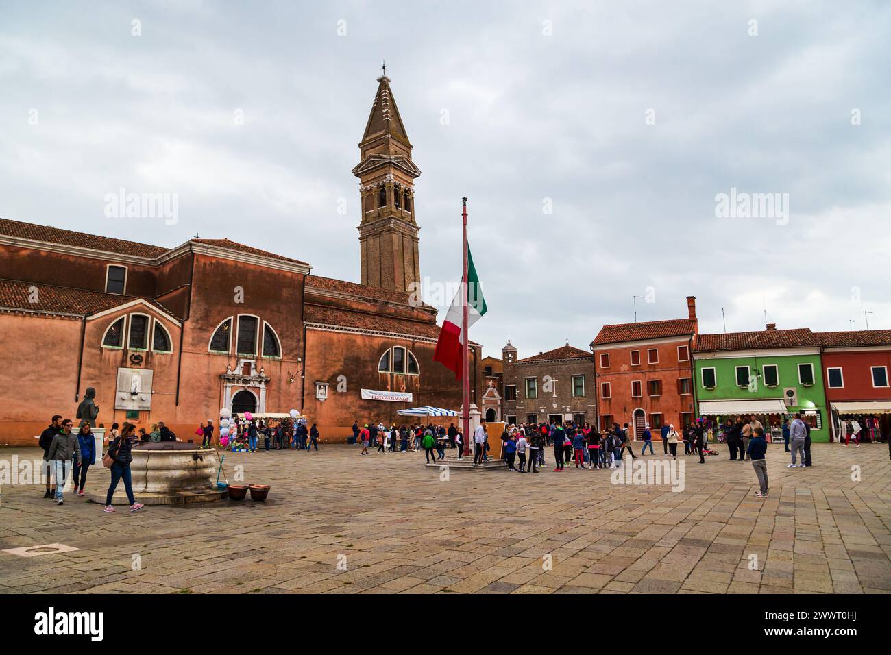 Burano, Italie - 6 octobre 2019 : touristes à la place principale de Burano, la Piazza Galuppi. Célèbre clocher incliné Campanile Pendente et colorf lumineux Banque D'Images