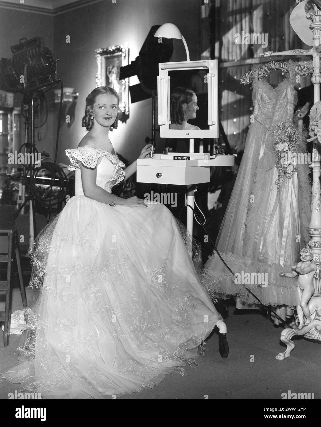 Une photo franche de BETTE DAVIS dans son vestiaire lors du tournage du réalisateur de JEZEBEL 1938 WILLIAM WYLER Play par OWEN DAVIS costume Design ORRY-KELLY Music MAX STEINER Warner Brothers Banque D'Images