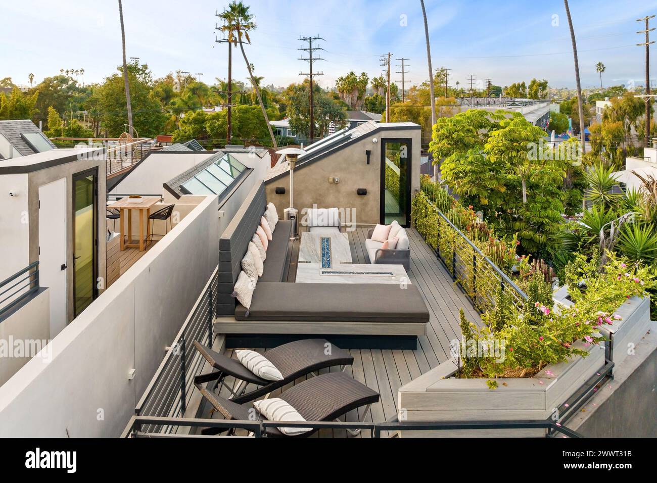 Un balcon extérieur confortable avec un mobilier élégant Banque D'Images