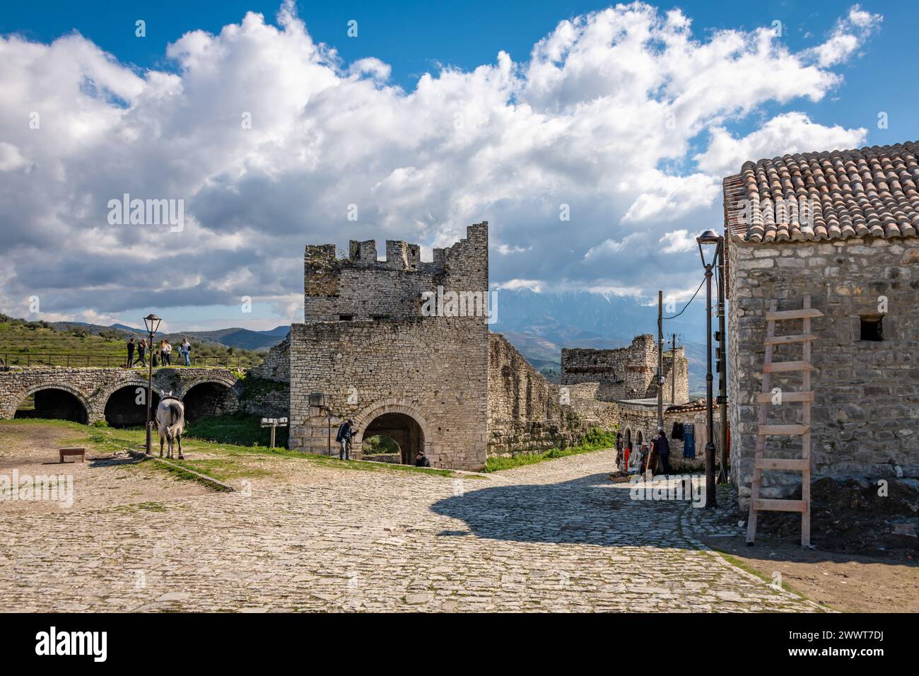 Ruines et vieux murs de bétail Berat en Albanie Banque D'Images