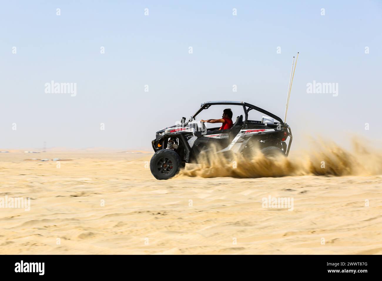 Voiture buggy hors route sur dune chevauchant une dune de sable dans la zone de loisirs des dunes de sable. Banque D'Images Voiture buggy hors route sur dune chevauchant une dune de sable dans la zone de loisirs des dunes de sable. Banque D'Images