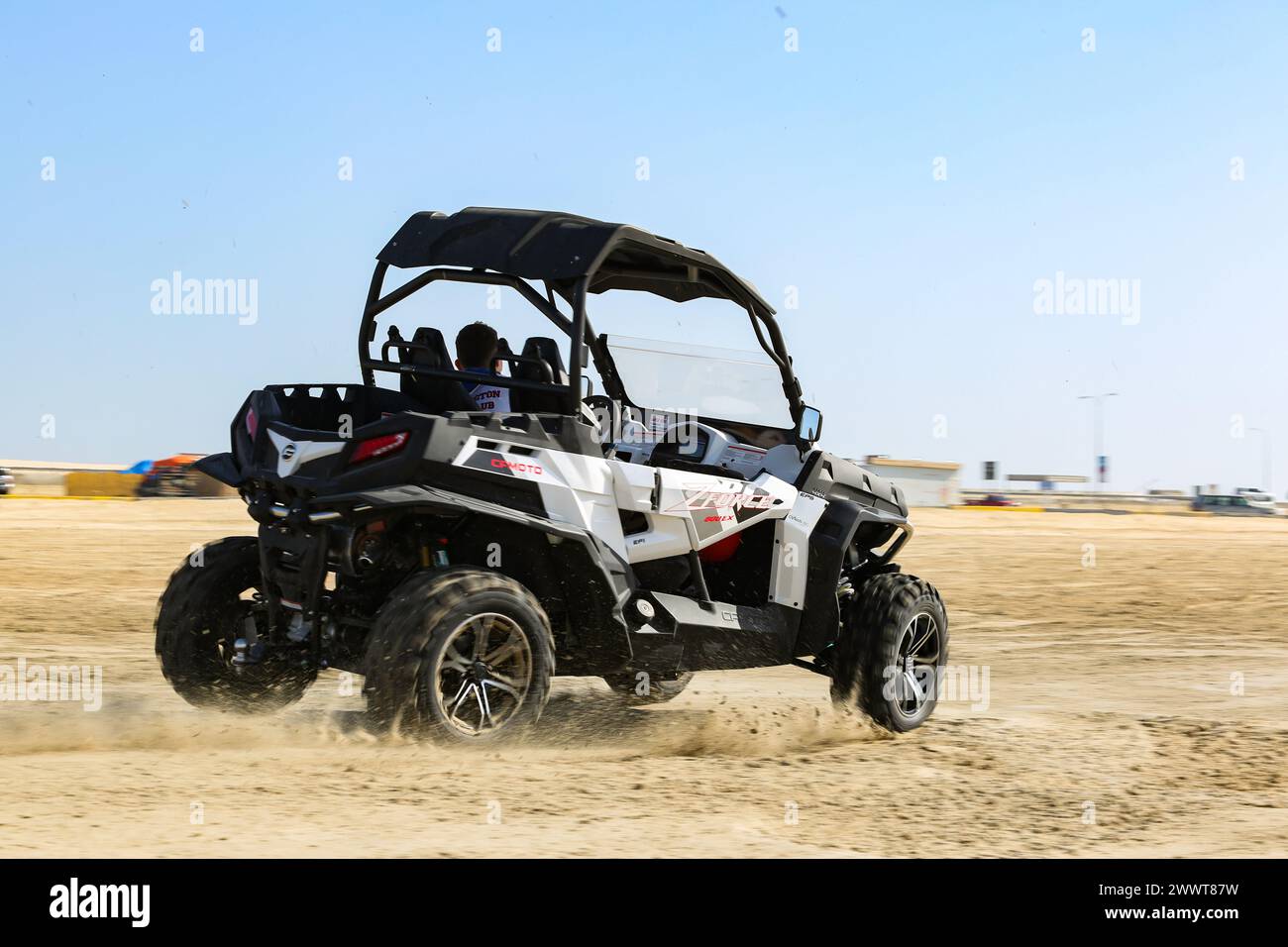 Voiture buggy hors route dans les dunes de sable du désert du Qatar Banque D'Images Voiture buggy hors route dans les dunes de sable du désert du Qatar Banque D'Images
