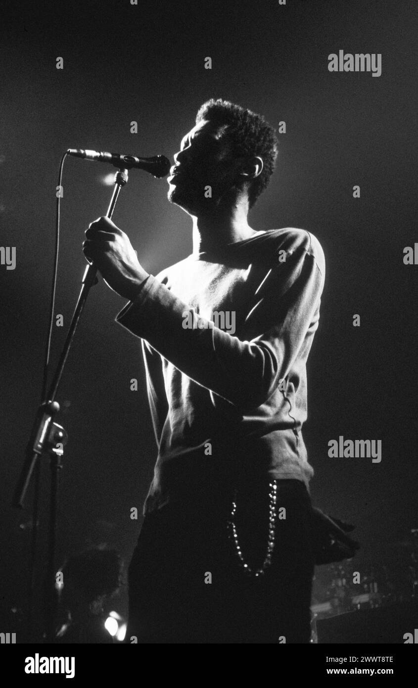 MASSIVE ATTACK, MEZZANINE TOUR, 1998 : Grant Marshall (aussi connu sous le nom de Daddy G) de massive Attack at Cardiff International Arena CIA à Cardiff, pays de Galles, Royaume-Uni le 7 décembre 1998. Le groupe tourne avec leur troisième album, mezzanine. Photographie : Rob Watkins. INFO : massive Attack, un collectif britannique de trip-hop formé à Bristol en 1988, a redéfini la musique électronique avec ses paysages sonores atmosphériques et ses paroles socialement conscientes. Leur style défiant le genre a eu une influence mondiale sur la scène musicale. Banque D'Images