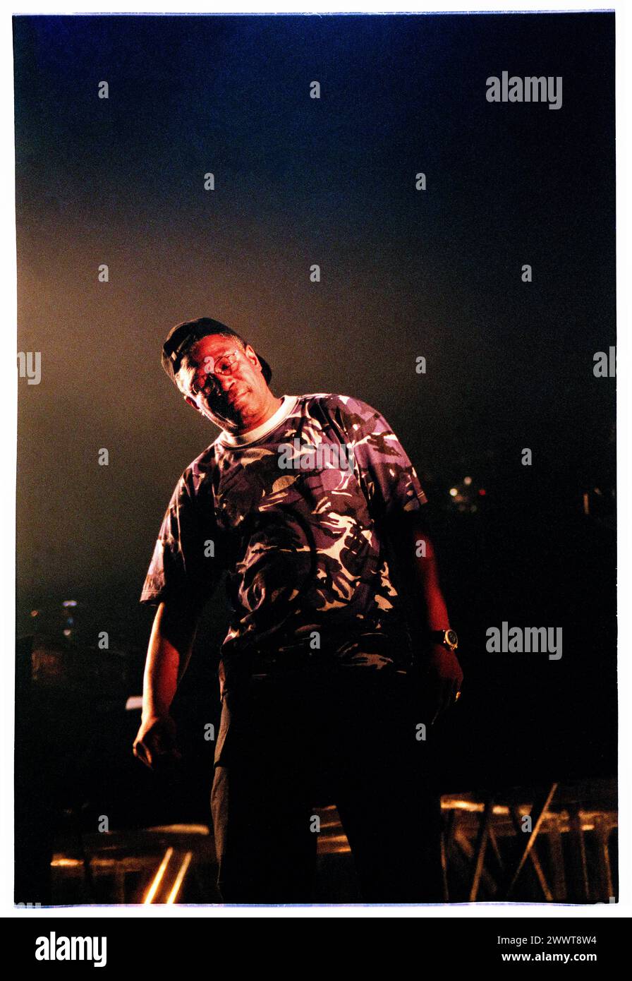 MASSIVE ATTACK, TOURNÉE MEZZANINE, 1998 : Horace Andy, légende du reggae, chanteur invité de massive Attack à Cardiff International Arena CIA à Cardiff, pays de Galles, Royaume-Uni, le 7 décembre 1998. Le groupe tourne avec leur troisième album, mezzanine. Photographie : Rob Watkins. INFO : massive Attack, un collectif britannique de trip-hop formé à Bristol en 1988, a redéfini la musique électronique avec ses paysages sonores atmosphériques et ses paroles socialement conscientes. Leur style défiant le genre a eu une influence mondiale sur la scène musicale. Banque D'Images