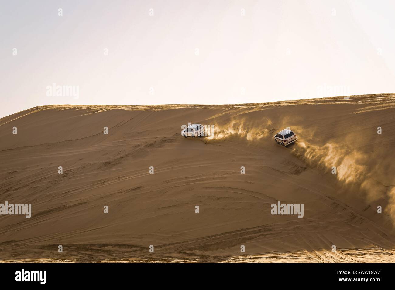 Safari dans le désert au large de Doha, un groupe de touristes fait un safari avec des voitures 4wd dans les dunes du désert. Banque D'Images
