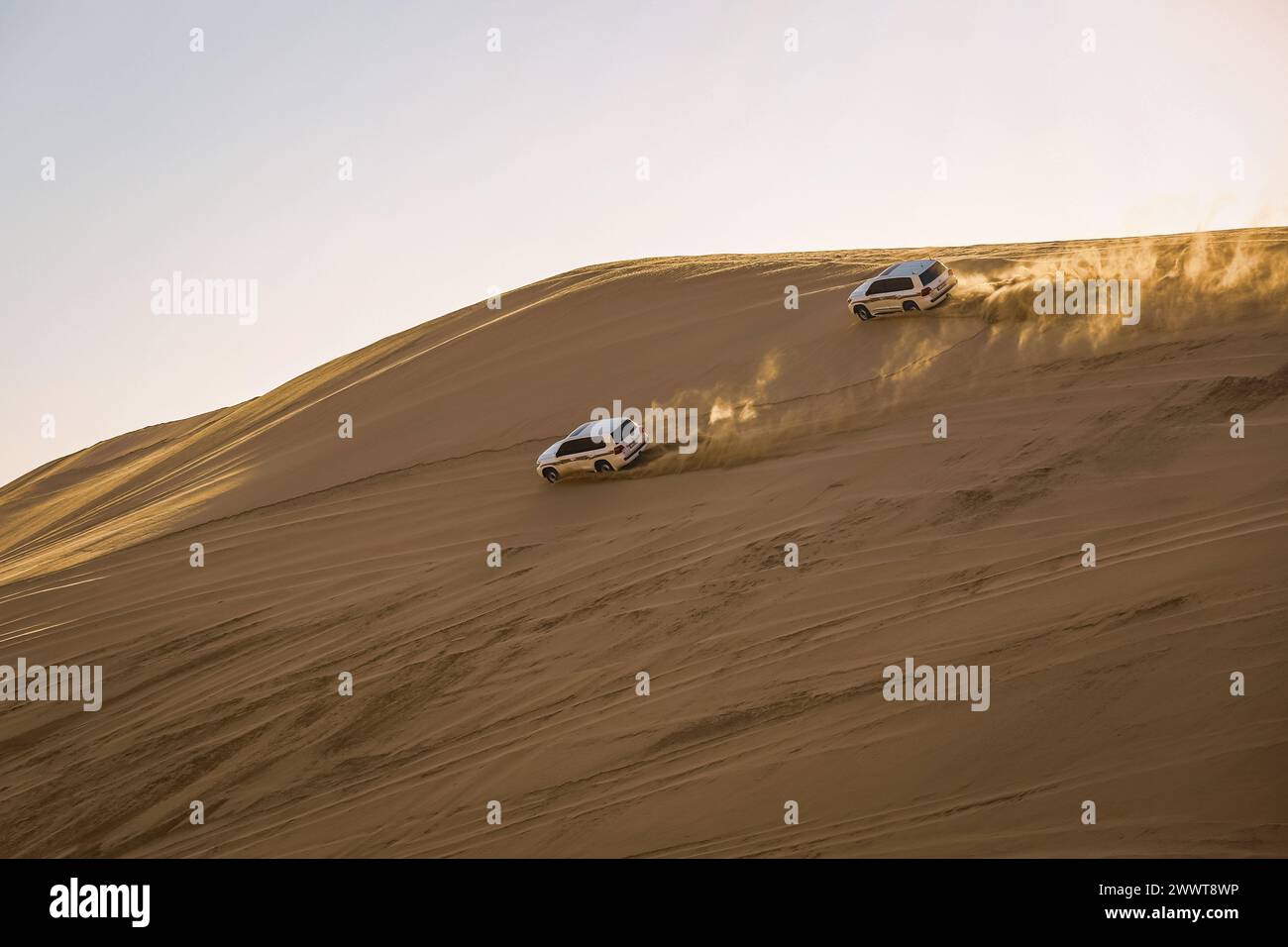 Safari dans le désert au large de Doha, un groupe de touristes fait un safari avec des voitures 4wd dans les dunes du désert. Banque D'Images