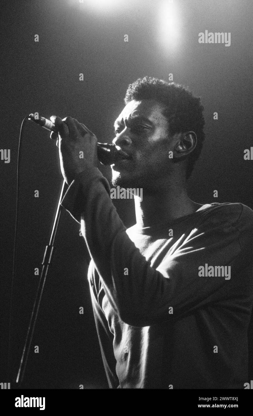 MASSIVE ATTACK, MEZZANINE TOUR, 1998 : Grant Marshall (aussi connu sous le nom de Daddy G) de massive Attack at Cardiff International Arena CIA à Cardiff, pays de Galles, Royaume-Uni le 7 décembre 1998. Le groupe tourne avec leur troisième album, mezzanine. Photographie : Rob Watkins. INFO : massive Attack, un collectif britannique de trip-hop formé à Bristol en 1988, a redéfini la musique électronique avec ses paysages sonores atmosphériques et ses paroles socialement conscientes. Leur style défiant le genre a eu une influence mondiale sur la scène musicale. Banque D'Images