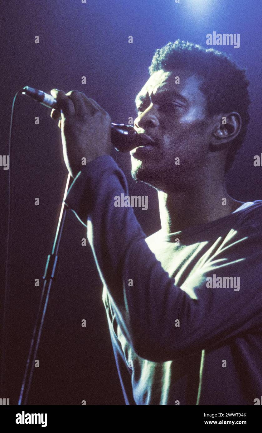 MASSIVE ATTACK, MEZZANINE TOUR, 1998 : Grant Marshall (aussi connu sous le nom de Daddy G) de massive Attack at Cardiff International Arena CIA à Cardiff, pays de Galles, Royaume-Uni le 7 décembre 1998. Le groupe tourne avec leur troisième album, mezzanine. Photographie : Rob Watkins. INFO : massive Attack, un collectif britannique de trip-hop formé à Bristol en 1988, a redéfini la musique électronique avec ses paysages sonores atmosphériques et ses paroles socialement conscientes. Leur style défiant le genre a eu une influence mondiale sur la scène musicale. Banque D'Images