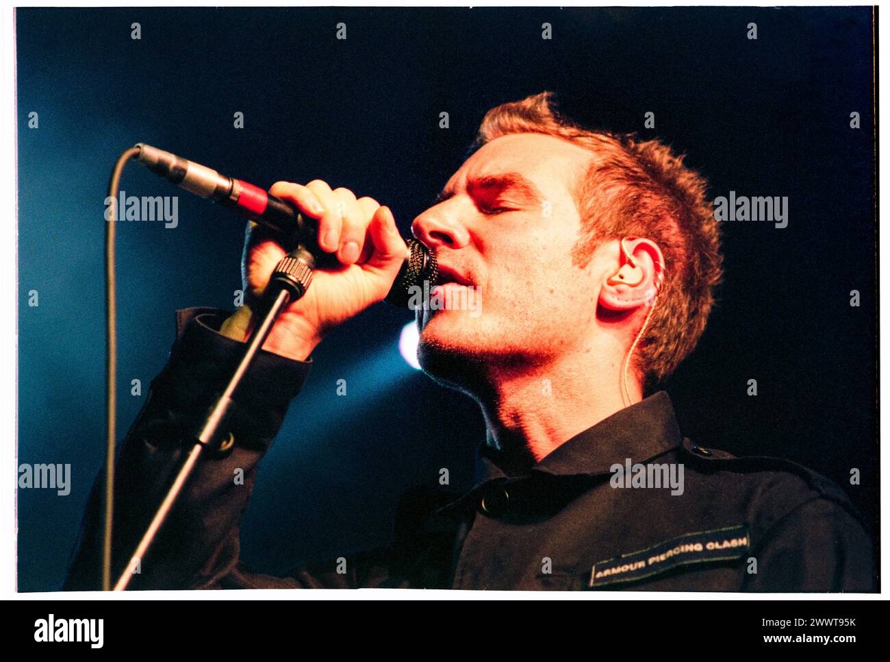 MASSIVE ATTACK, MEZZANINE TOUR, 1998 : Robert Del Naja (aussi connu sous le nom de 3D) de massive Attack at Cardiff International Arena CIA à Cardiff, pays de Galles, Royaume-Uni le 7 décembre 1998. Le groupe tourne avec leur troisième album, mezzanine. Photographie : Rob Watkins. INFO : massive Attack, un collectif britannique de trip-hop formé à Bristol en 1988, a redéfini la musique électronique avec ses paysages sonores atmosphériques et ses paroles socialement conscientes. Leur style défiant le genre a eu une influence mondiale sur la scène musicale. Banque D'Images