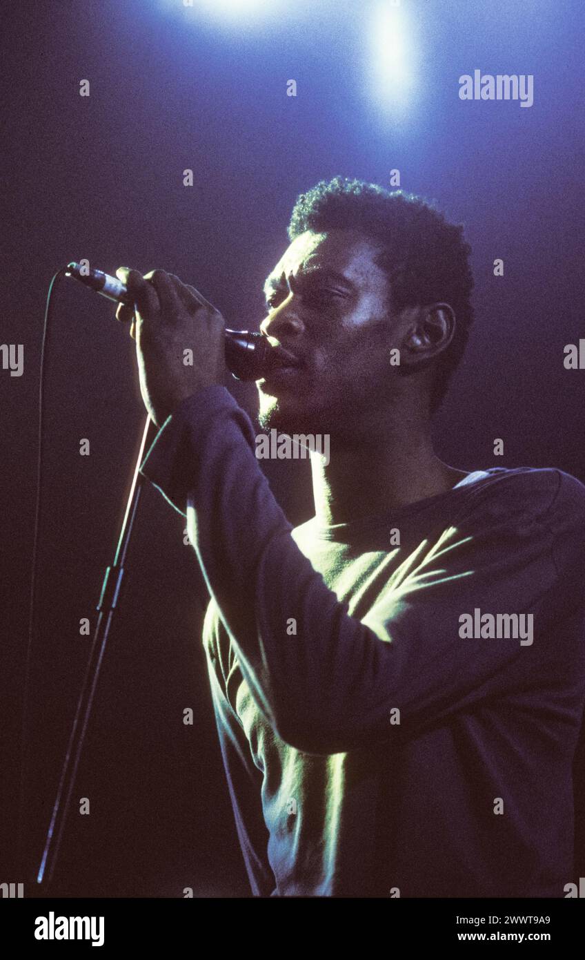 MASSIVE ATTACK, MEZZANINE TOUR, 1998 : Grant Marshall (aussi connu sous le nom de Daddy G) de massive Attack at Cardiff International Arena CIA à Cardiff, pays de Galles, Royaume-Uni le 7 décembre 1998. Le groupe tourne avec leur troisième album, mezzanine. Photographie : Rob Watkins. INFO : massive Attack, un collectif britannique de trip-hop formé à Bristol en 1988, a redéfini la musique électronique avec ses paysages sonores atmosphériques et ses paroles socialement conscientes. Leur style défiant le genre a eu une influence mondiale sur la scène musicale. Banque D'Images