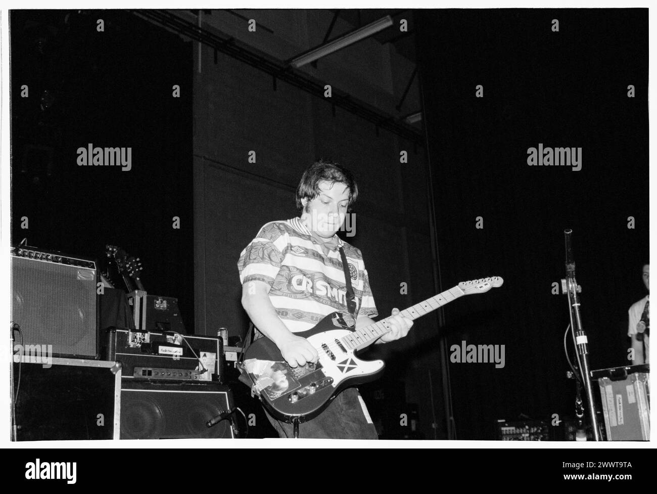 MOGWAI, DÉBUT DE CARRIÈRE, CONCERT : un jeune Stuart Braithwaite de Mogwai jouant en soutien à Manic Street Preachers à Afan Lido, Port Talbot, pays de Galles, Royaume-Uni le 20 septembre 1998. Photo : Rob Watkins. INFO : Mogwai, un groupe de post-rock écossais formé en 1995, hypnotisse les auditeurs avec leurs paysages sonores expansifs et leurs instrumentaux émouvants. Connue pour ses compositions dynamiques et ses performances live puissantes, sa musique évoque une palette d’émotions, de l’introspection à l’euphorie. Banque D'Images