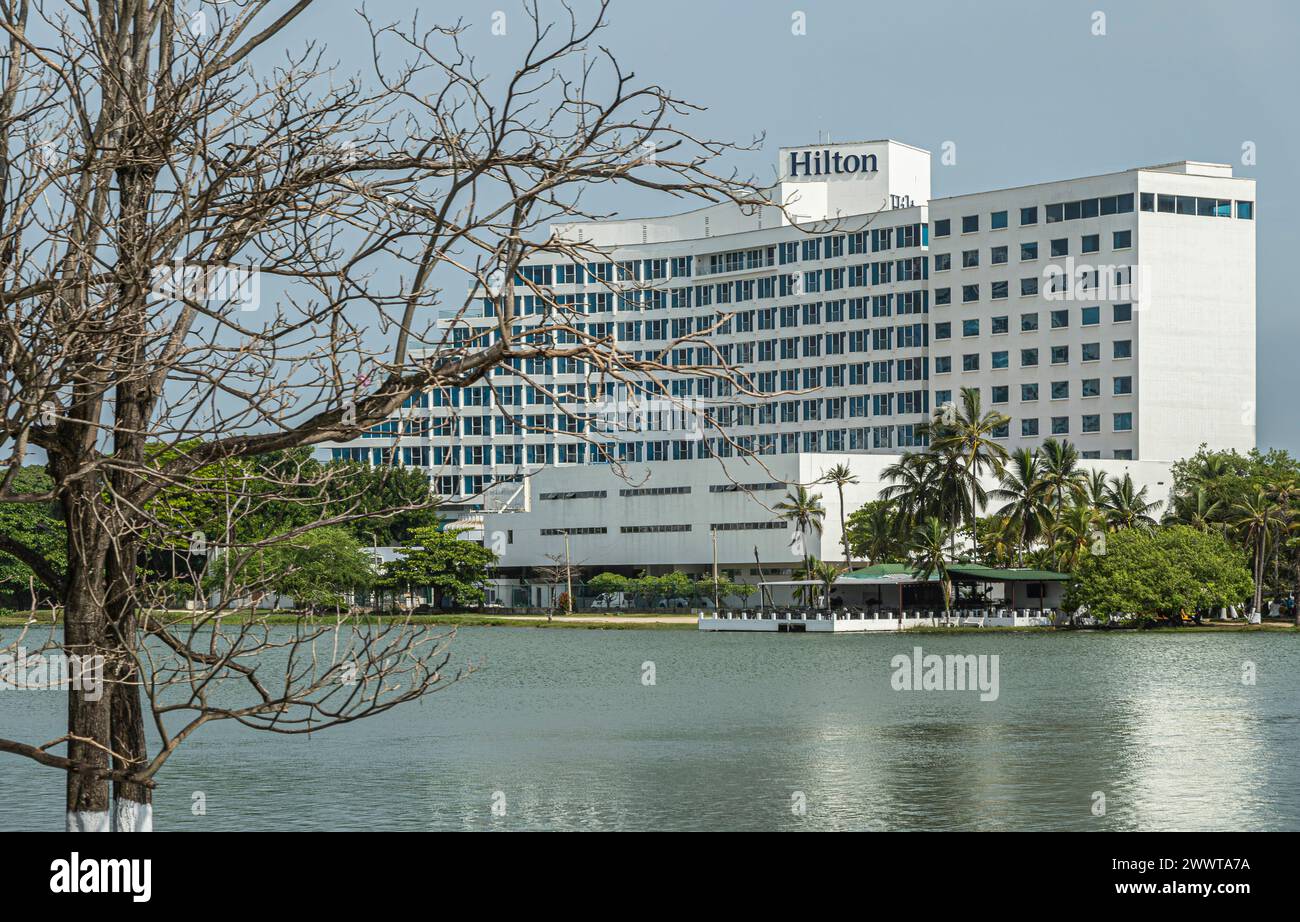 Carthagène, Colombie - 25 juillet 2023 : Bocagrande centrale. Hôtel Hilton en gros plan sur le côté sud de la lagune El Laguito avec de l'eau verdâtre et un feuillage vert Banque D'Images