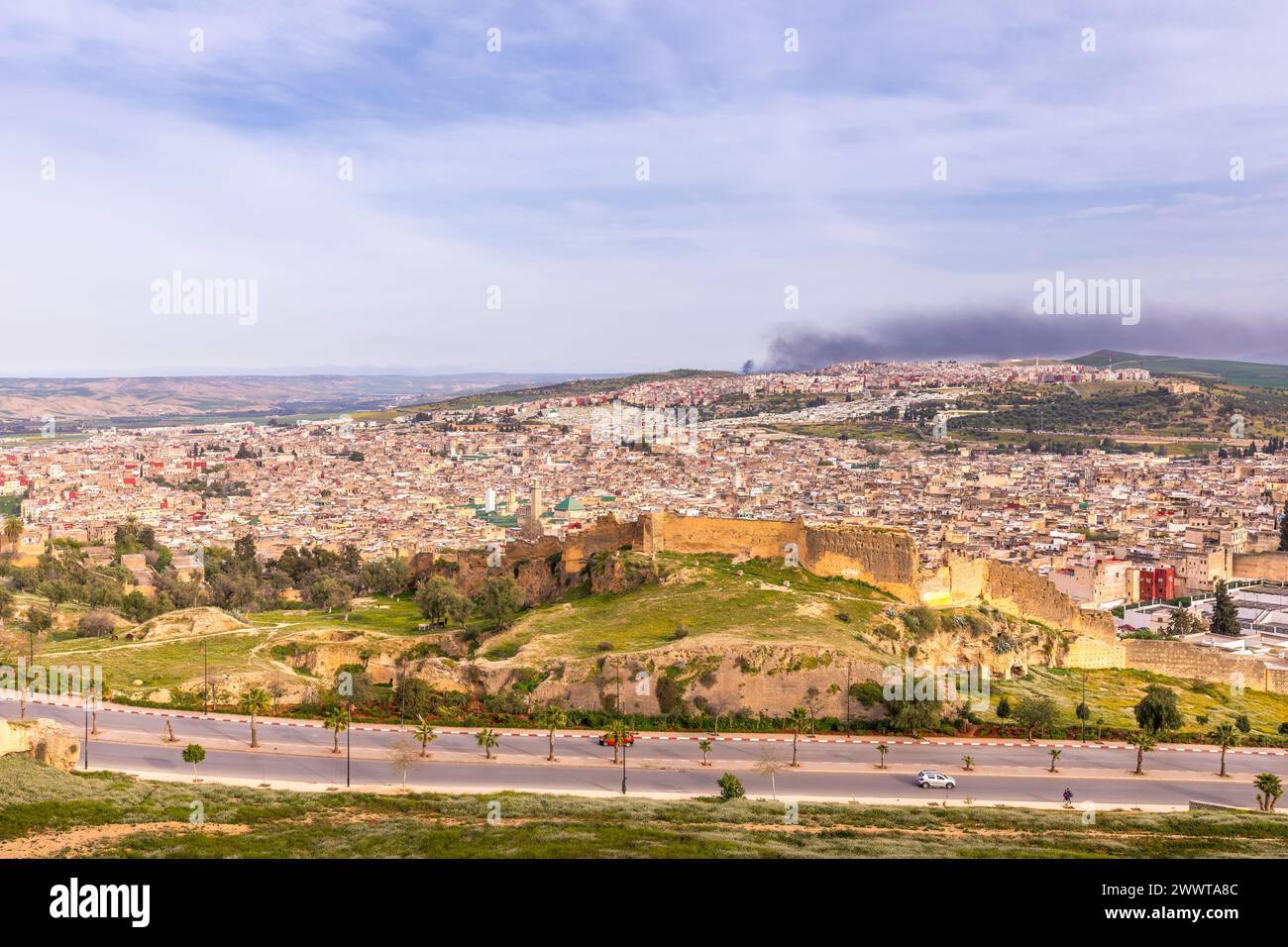 Fès, Maroc - 17 mars 2024 : vue panoramique de la médina de Fès depuis Borj Nord au Maroc Banque D'Images