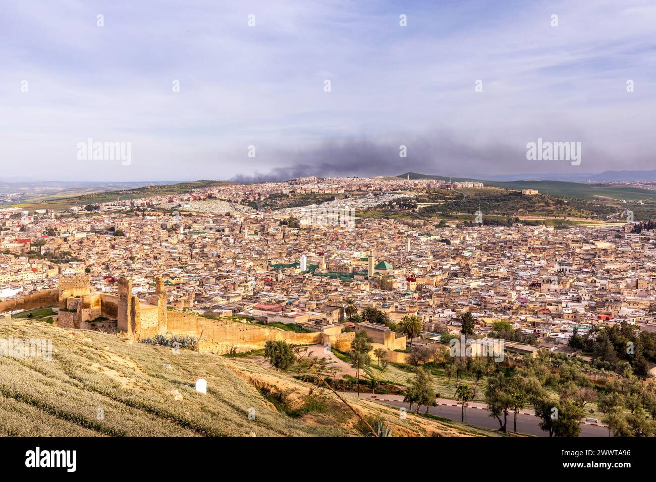 Fès, Maroc - 17 mars 2024 : vue panoramique de la médina de Fès depuis Borj Nord au Maroc Banque D'Images